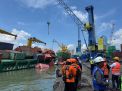 Kapal Miring Saat Bongkar Muat, Sejumlah Petikemas Kapal Pasific 88 Tercebur ke Laut