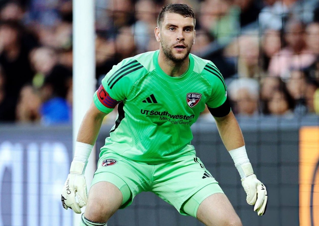 Aksi kiper Dallas FC dan Timnas Indonesia, Maarten Paes, yang kini dikaitkan  dengan Ajax Amsterdam berdasarkan keterangan Fabrizio Romano. (Ronald Martinez via Getty Images)