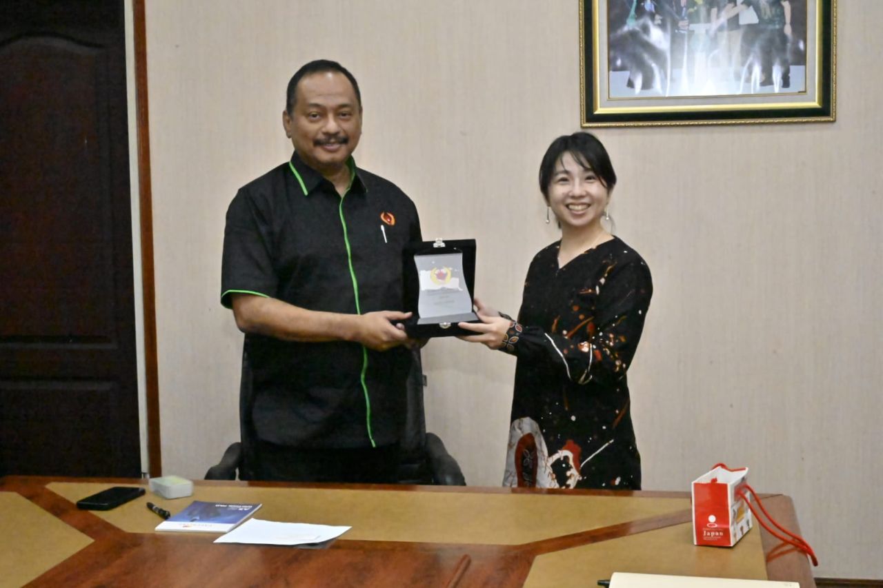 Ketua Umum KONI Jatim Muhammad Nabil (kiri) menyerahkan tanda mata kepada Konsul Jenderal Jepang di Surabaya Kaori Morohira. (jatimsport.com/KONI Jatim)