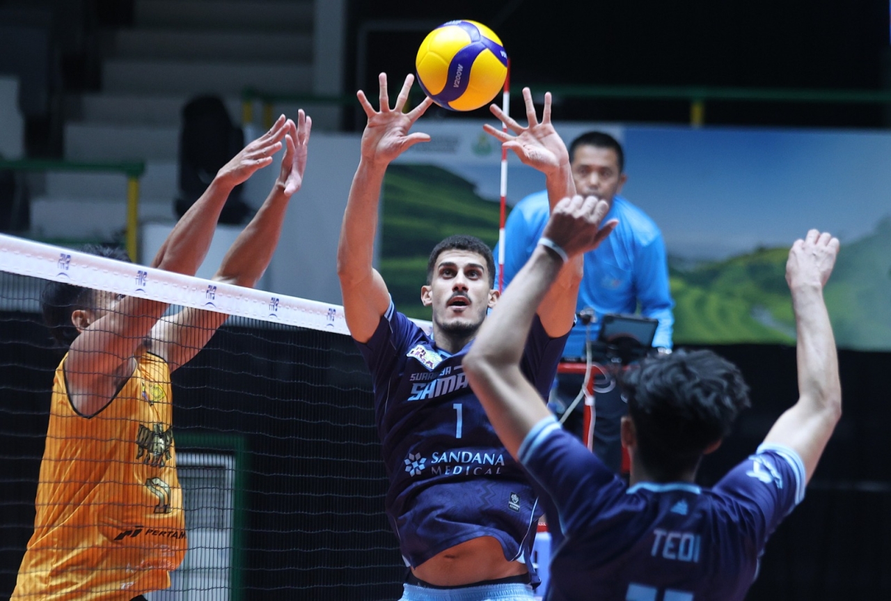 Setter Lyvan Taboada Diaz (tengah) mencoba memberi umpan cepat kepada middle blocker Tedi Oka Syahputra saat Surabaya Samator ditaklukkan Jakarta Bhayangkara Presisi dalam lanjutan Proliga 2026 di GOR Tri Dharma, Gresik malam ini WIB. (jatimsport.com/Prol