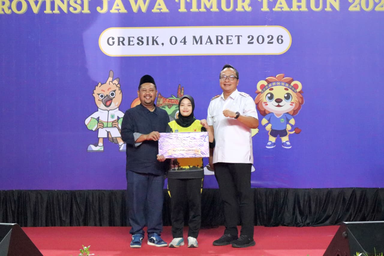 Bupati Gresik Fandi Akhmad Yani (kiri) menyerahkan bonus kepada atlet berprestasi pada ajang Porprov IX Jatim 2025 di WEP Gresik, Rabu (4/3/2026). (jatimsport.com/Pemkab Gresik)
