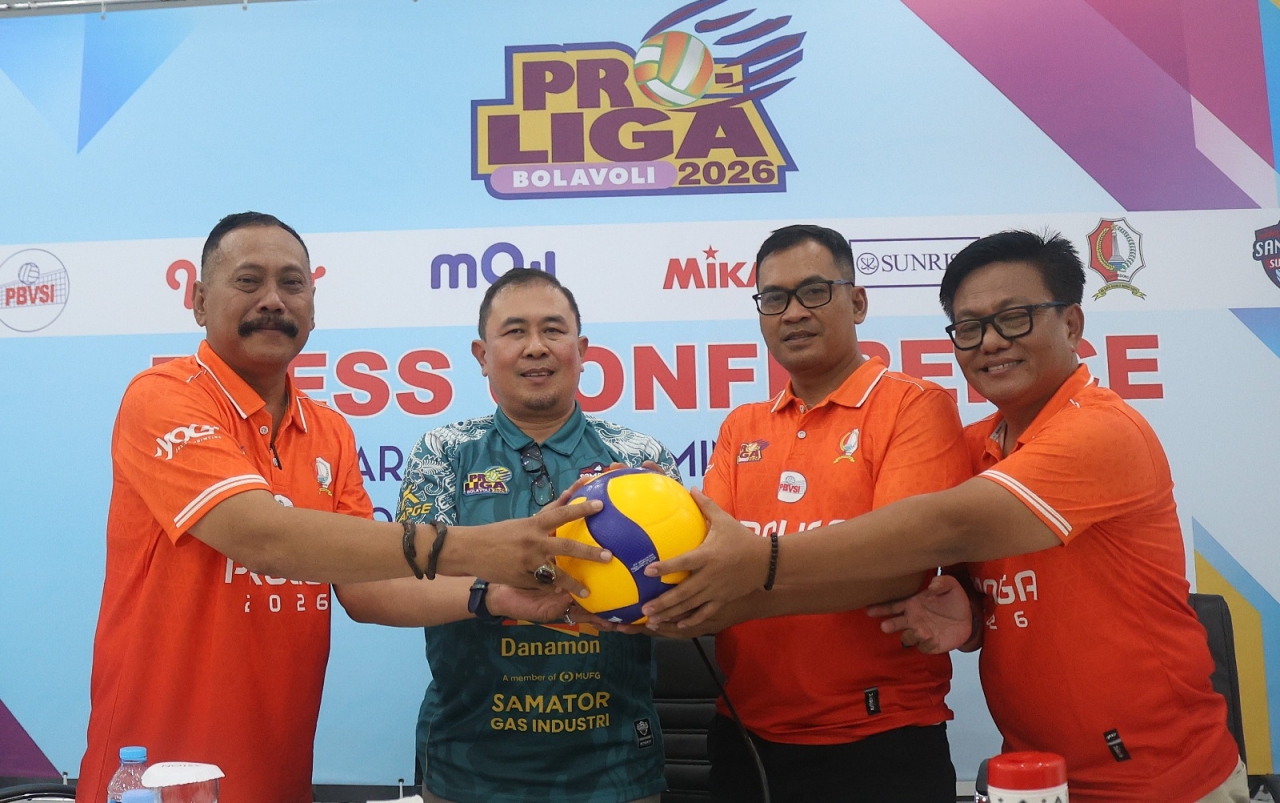 Manajer Surabaya Samator, Hadi Sampurno (kedua dari kiri) bersama Ketua Panitia Pelaksana Proliga di Bojonegoro, Imam Gozali (kiri), Sekretaris PBVSI Bojonegoro Agung Basuki, dan Humas PBVSI Bojonegoro Wibowo Said (kanan) di Bojonegoro, Rabu (11/2/2026).