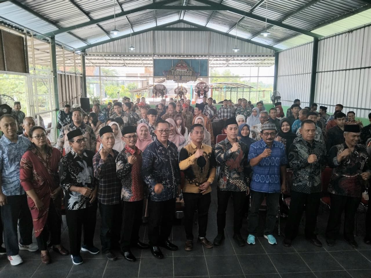 Keluarga besar KONI Kabupaten Kediri bersama pengurus cabang olahraga (cabor) berfoto bersama usai kegiatan Halal Bihalal di Kebun Belimbing Turus, Gurah, Minggu (12/4/2026), sebagai momentum memperkuat sinergi menuju target lima besar Porprov Jatim 2027. (jatimsport.com/KONI Kabupaten Kediri)
