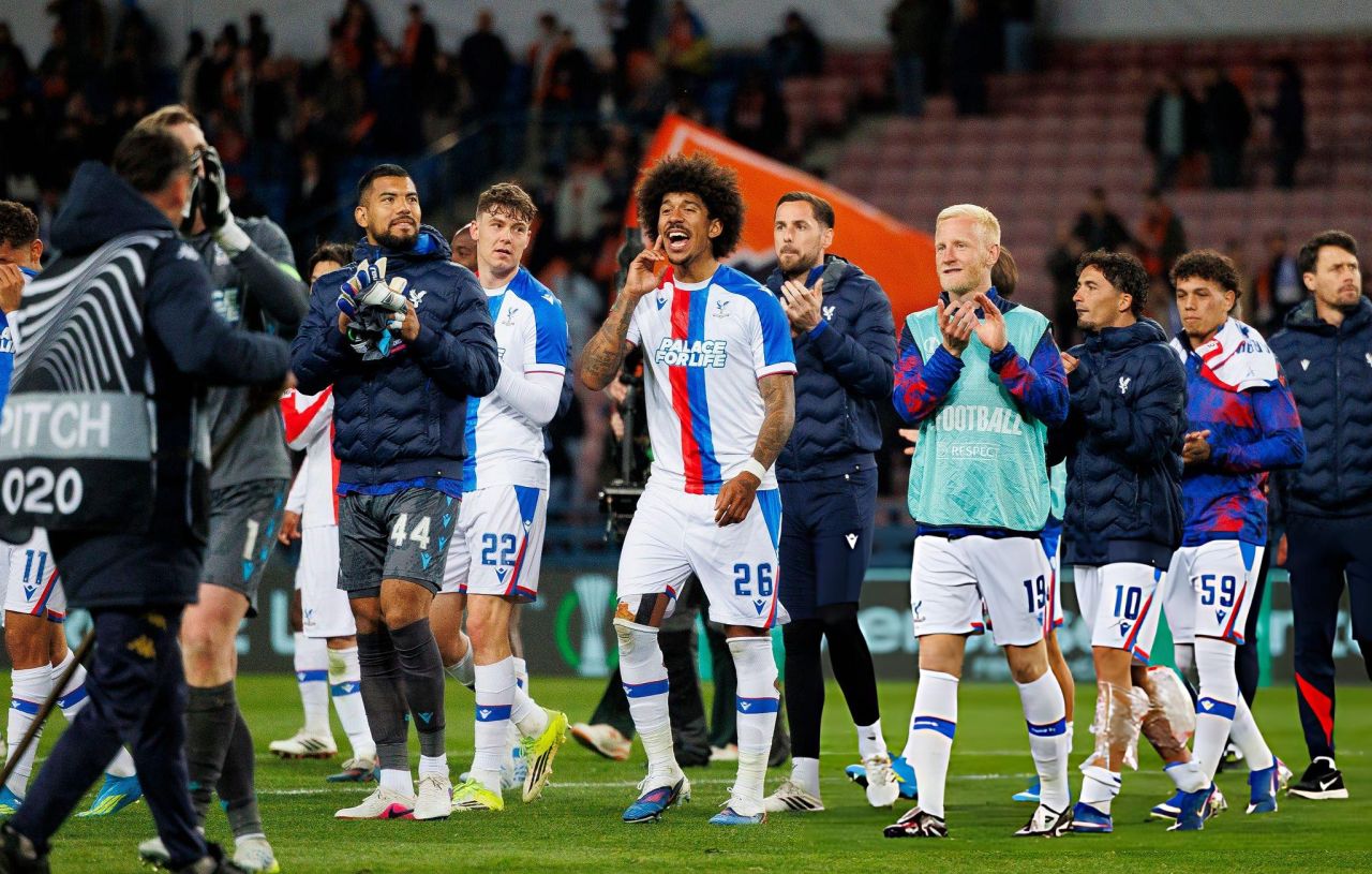 Para pemain Crystal Palace FC merayakan kemenangan mereka setelah pertandingan UEFA Europa Conference League antara FC Shakhtar Donetsk dan Crystal Palace FC di Henryk-Reyman Stadium, dini hari tadi WIB. (jatimsport.com/Maciej Rogowski-Eurasia Sport Images via Getty Images)