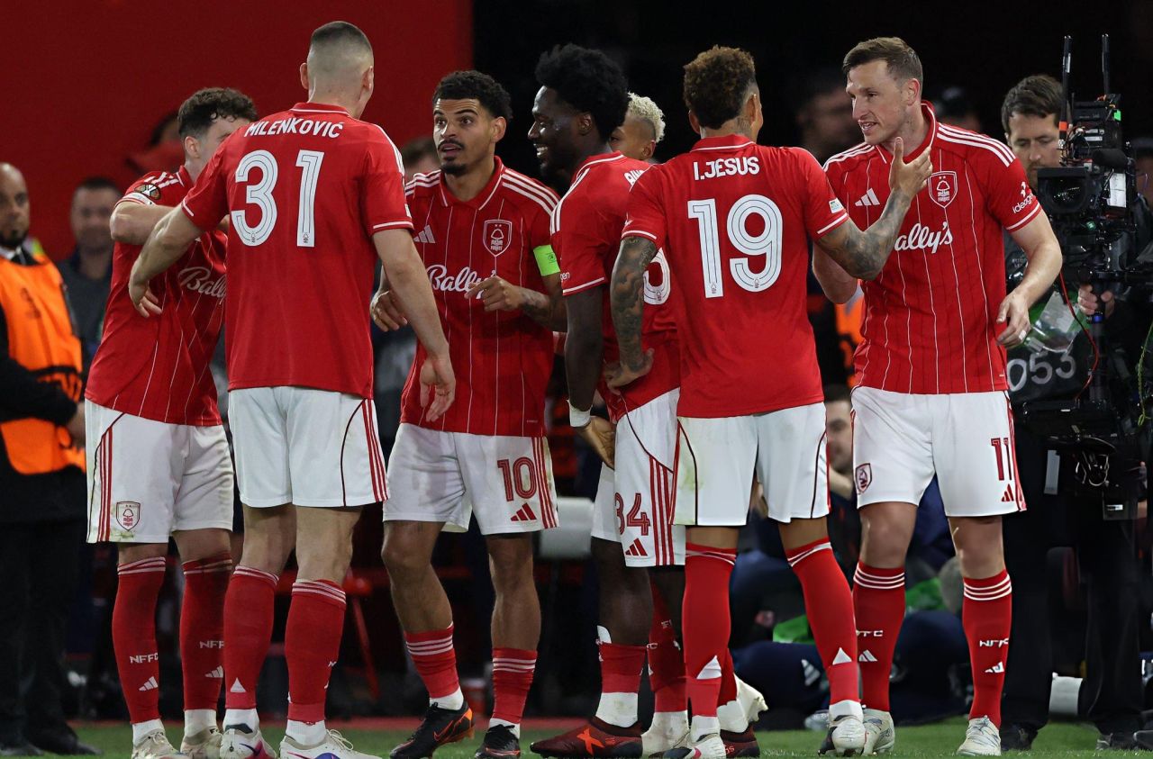 Striker Nottingham Forest, Chris Wood (kanan), bersama rekan-rekannya merayakan gol penentu kemenangan dari titik putih ke gawang Aston Villa pada leg pertama semifinal Liga Europa di The City Ground, dini hari tadi WIB. (jatimsport.com/Darren Staples-AFP via Getty Images)