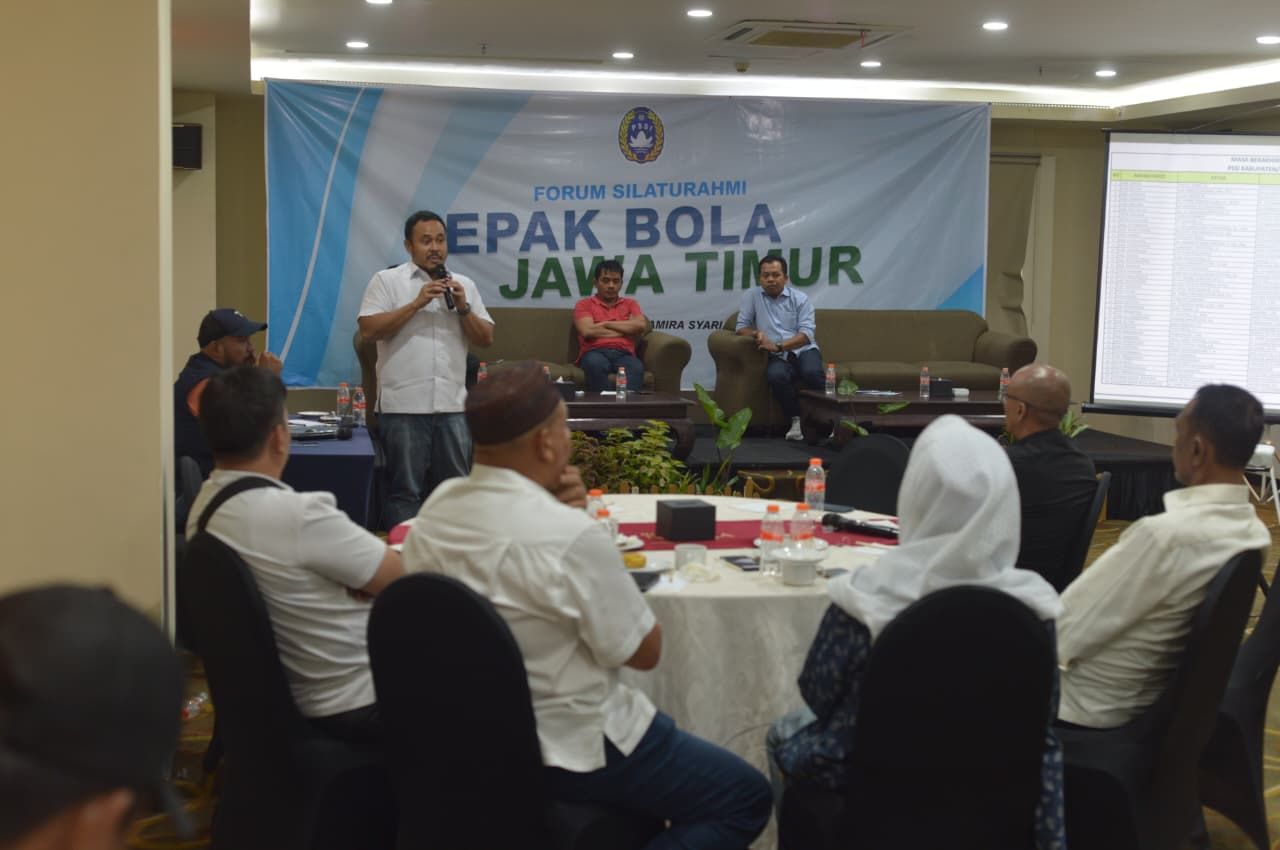 Calon Ketua Umum PSSI Jatim, Raja Siahaan, saat membeberkan pandangan tajamnya yang memicu reaksi keras dari seluruh pecinta bola di Jawa Timur. (jatimsport.com/Forum Silaturahmi Sepak Bola Jawa Timur)