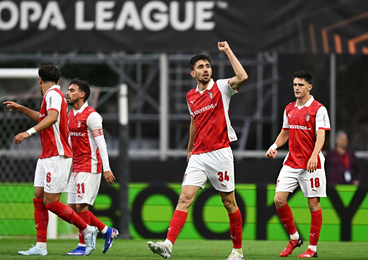 Bintang SC Braga, Demir Ege Tiknaz (tengah), merayakan gol pembuka timnya yang membakar semangat suporter saat melawan SC Freiburg di leg pertama semifinal Liga Europa 2025/26 di Estadio Municipal de Braga, dini hari tadi WIB. (jatimsport.com/Octavio Pass