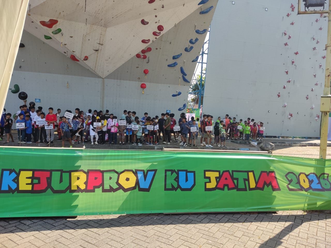 Ratusan atlet muda dari 30 kabupaten/kota mengikuti pembukaan Kejurprov Panjat Tebing Jawa Timur 2026 di Lapangan Jatim Seger Surabaya, pagi tadi. (jatimsport.com/FPTI Jatim)
