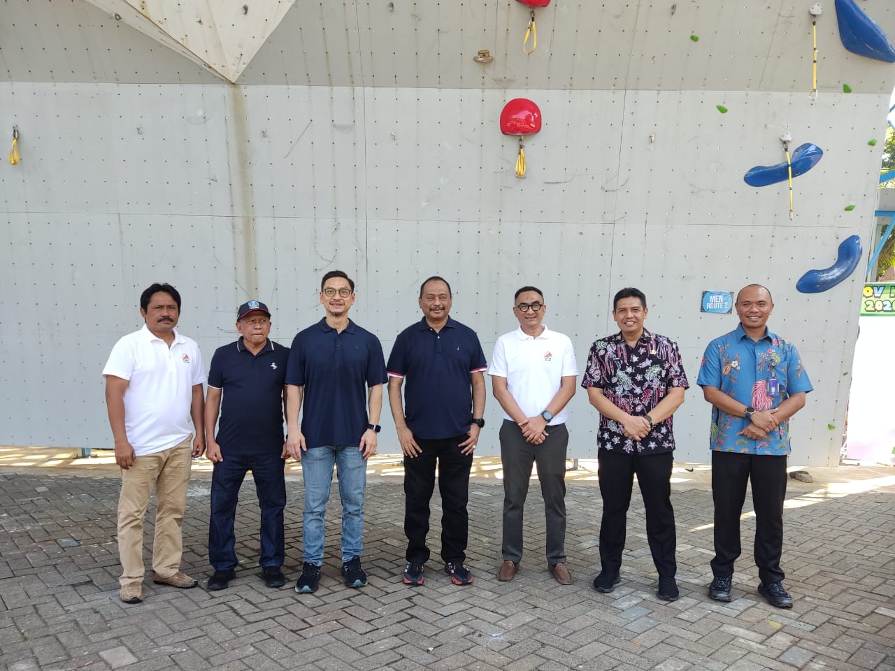 Ketua Umum KONI Jatim Muhammad Nabil didampingi Ketua FPTI Jatim Henky Irawan dan Kadispora Jatim M. Hadi Wawan usai membuka Kejurprov Panjat Tebing Jawa Timur 2026 di Lapangan Jatim Seger, Surabaya, pagi tadi. (jatimsport.com/FPTI Jatim)