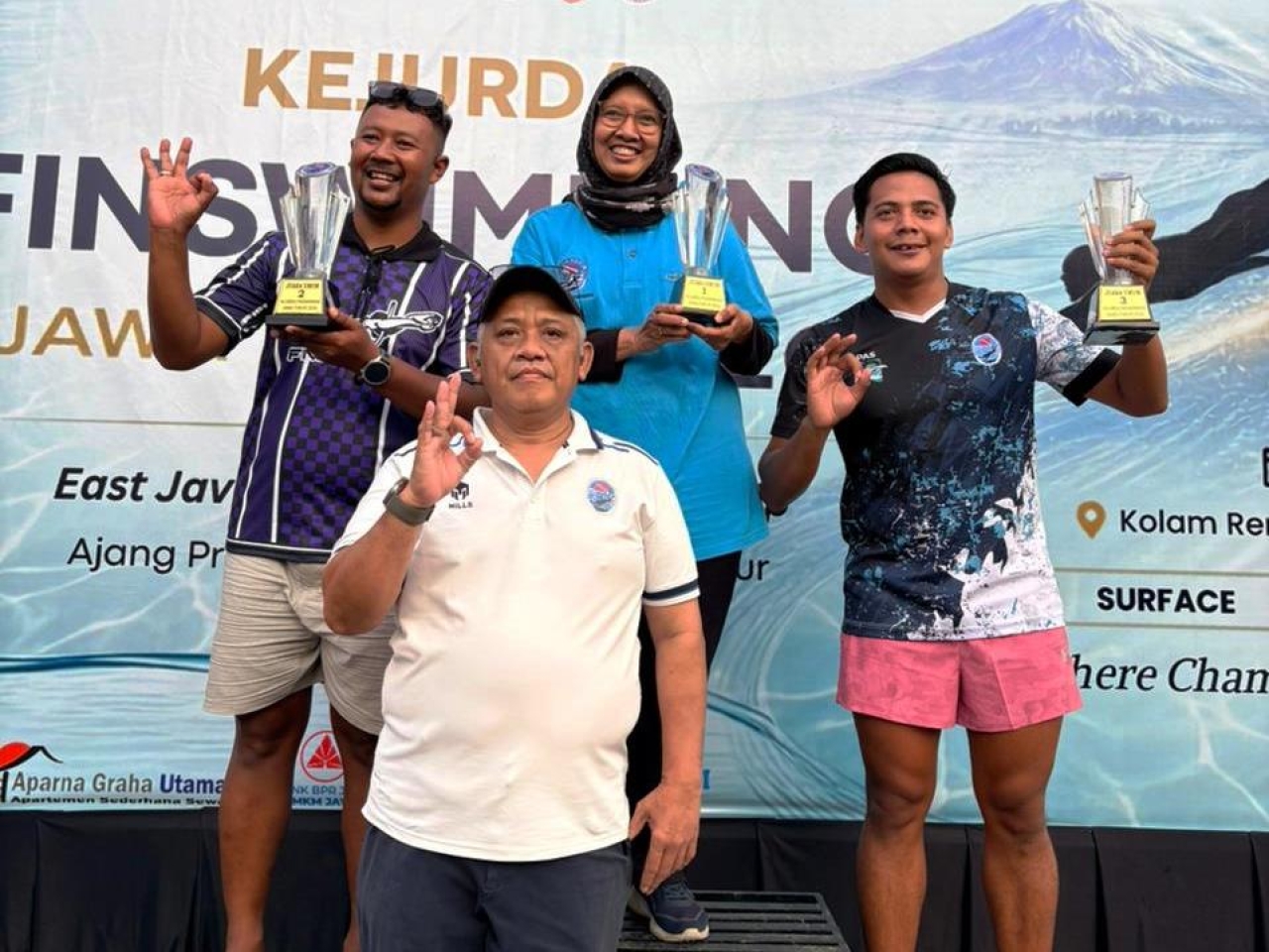 Para peraih medali Kejurda Finswimming Jawa Timur 2026 berfoto bersama usai penutupan kejuaraan di Kolam Renang Veteran Lumajang, Minggu (10/5/2026). (jatimsport.com/POSSI Jatim)
