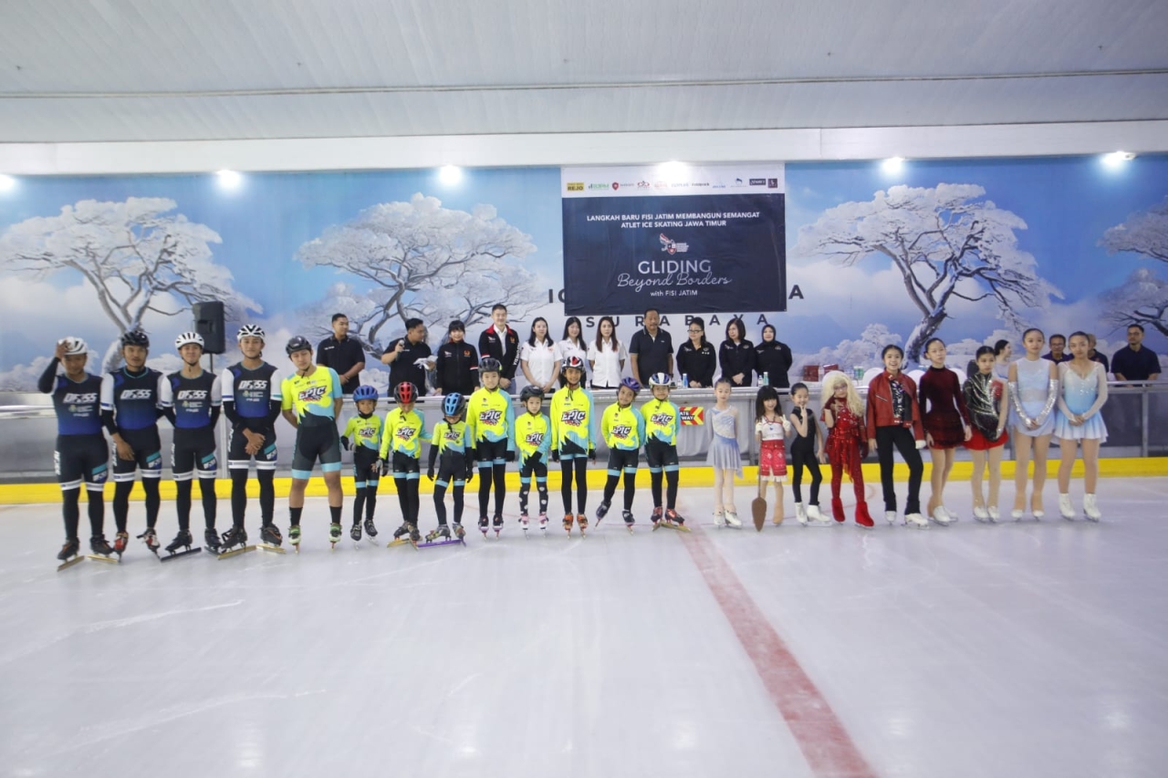 Ketua Umum PP FISI, Suzan Herawati, Ketua Harian FISI Jatim, Sondang Aprilia Siahaan, Ketua Umum KONI Jatim, Muhammad Nabil berfoto bersama puluhan atlet muda seluncur es di OCA Ice Skating Arena, Surabaya, siang tadi. (jatimsport.com/Keyzei Zahir)