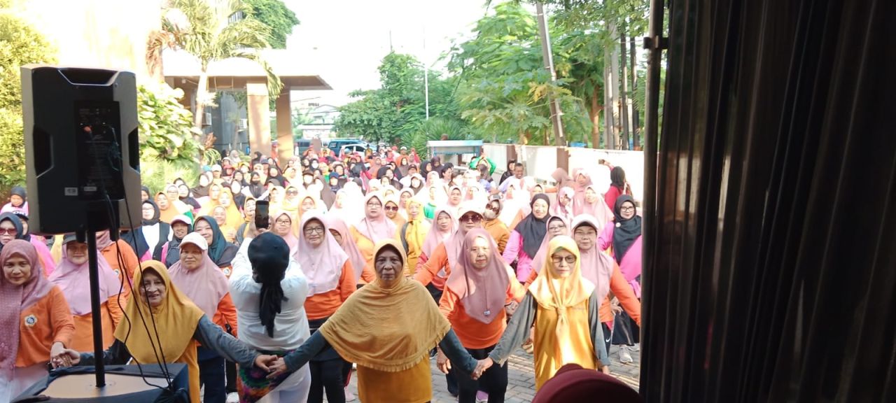 Deretan peserta lansia yang mengenakan seragam bernuansa kuning-oranye dan hijau cerah tampak berbaris rapi dan fokus mengikuti setiap gerakan instruktur senam di bawah langit pagi yang cerah pada perayaan Hari Lanjut Usia Nasional (HLUN) di halaman Kantor Kecamatan Gunung Anyar, pagi tadi. (jatimsport.com/Keyzei Zahir)