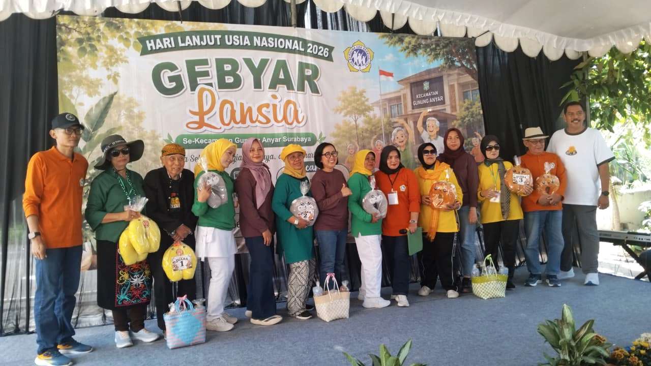 Ekspresi bangga para pemenang lomba parikan dengan membawa bingkisan hadiah bernomor juara, didampingi oleh panitia penyelenggara perayaan Hari Lanjut Usia Nasional (HLUN) tingkat Kecamatan Gunung Anyar, pagi tadi. (jjatimsport.com/Keyzei Zahir)