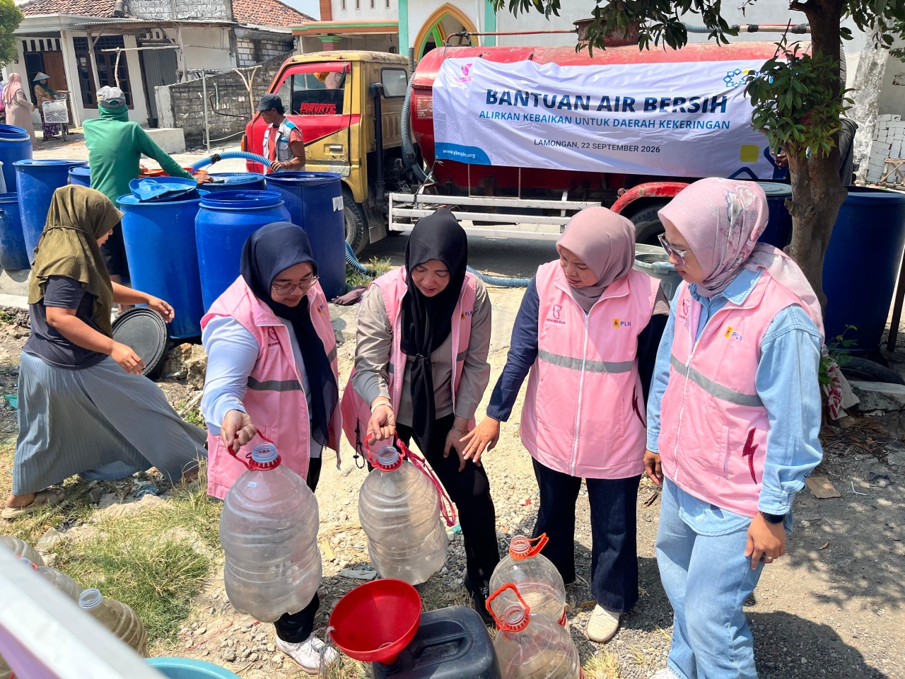 Tanggap Dampak El Nino, PLN UIP JBTB Bersama YBM dan Srikandi PLN Salurkan Air Bersih Bagi Warga Lamongan